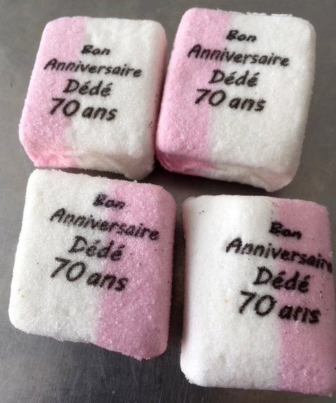Marshmallows rose et blanche imprimée anniversaire | gourmandises.decors-fins.com