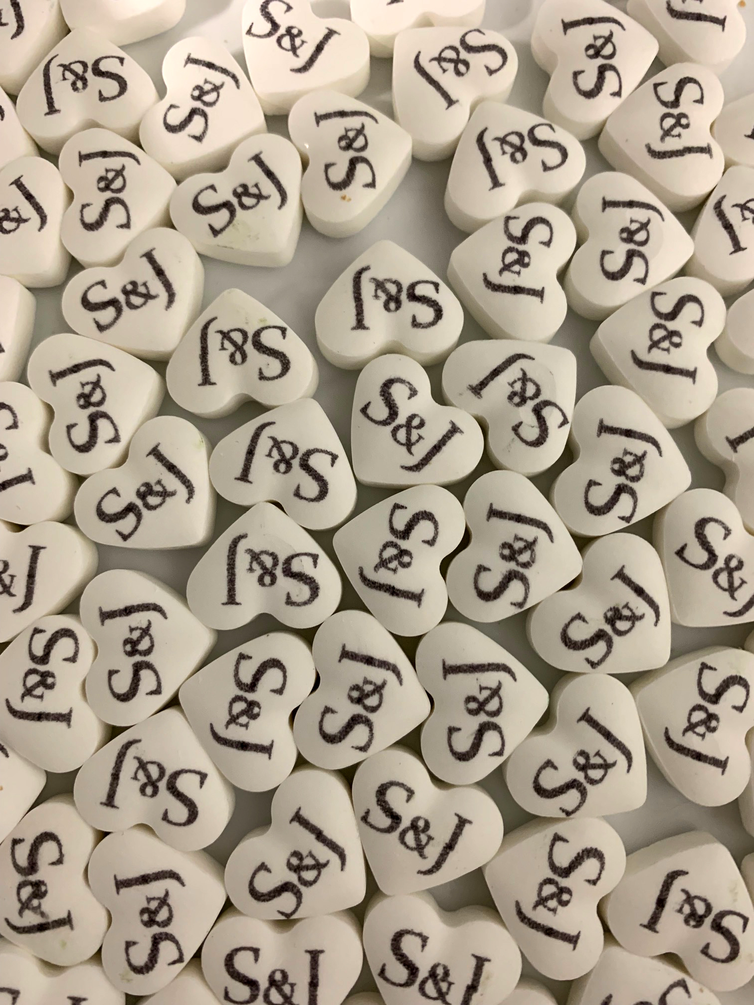 Bonbons cœurs blancs personnalisés | gourmandises.decors-fins.com