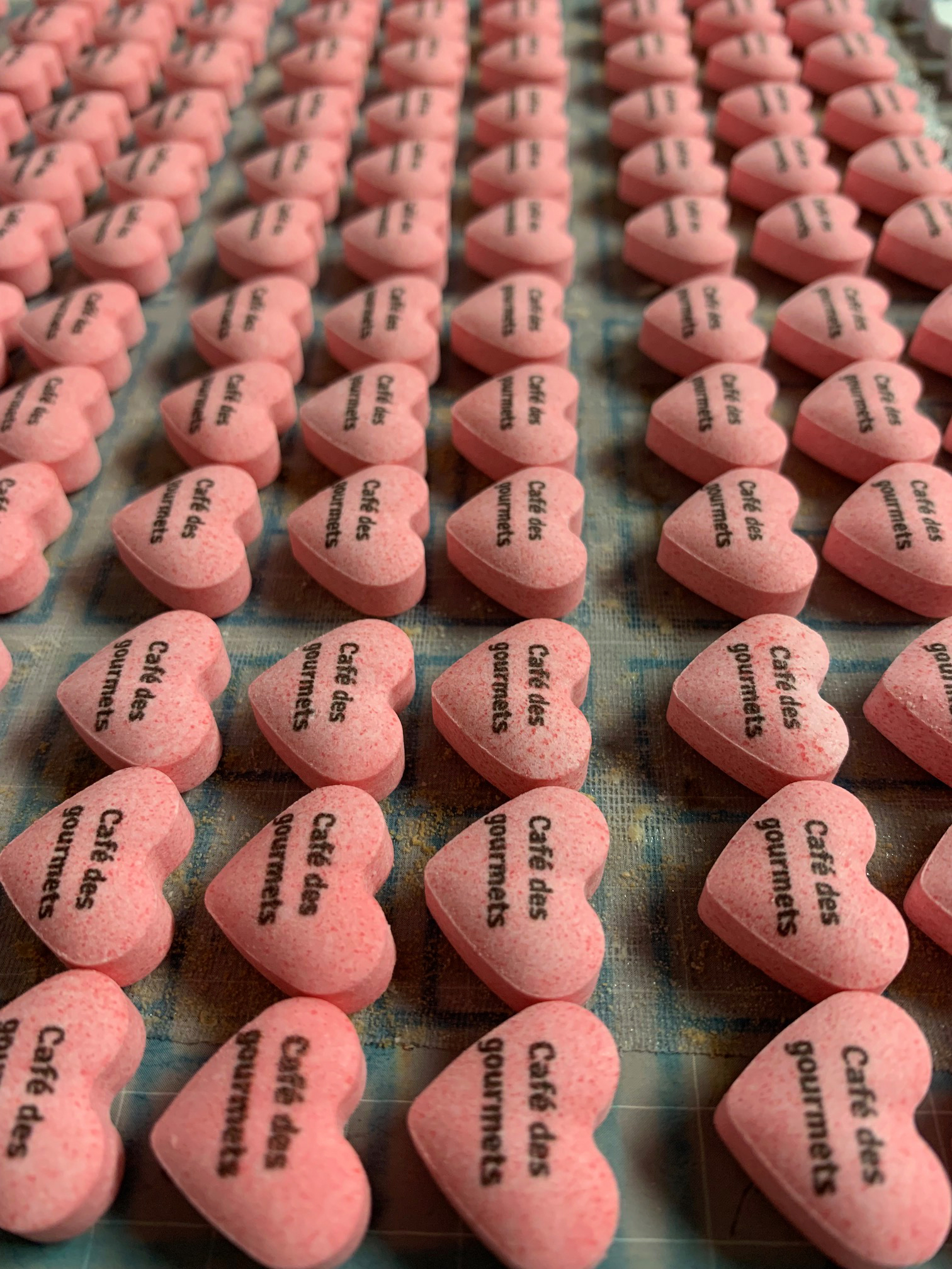 Bonbons cœurs roses personnalisés | gourmandises.decors-fins.com